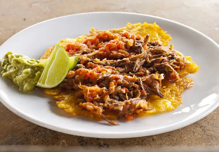 Patacón con Carne o Pollo